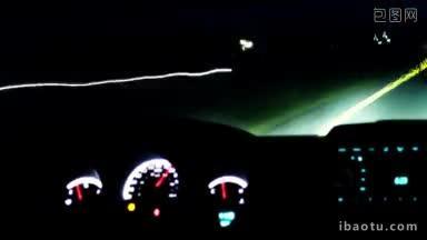 时间推移的汽车行驶在夜景从内部发光仪表盘和道路灯